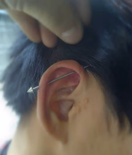 Xỏ khuyên tai không chỉ thể hiện cá tính mà còn là món trang sức để bổ sung vào phong cách thời trang của dân chơi.