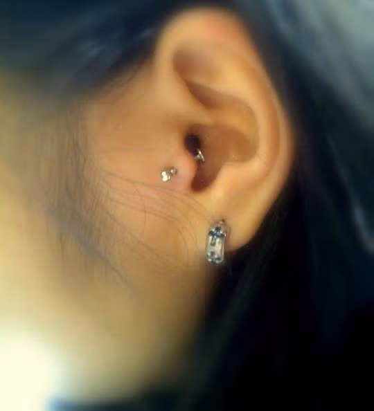 Bởi để tạo lỗ xỏ khuyên, họ sẽ phải chịu đau đớn để vật sắc nhọn xuyên qua cả phần xương sụn ở vành tai.