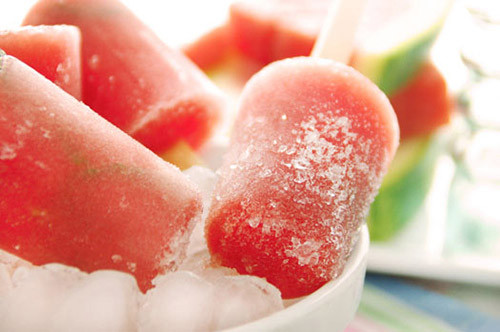 Dưa hấu ướp lạnh. Ăn quá nhiều dưa hấu khi mang bầu sẽ khiến lượng đường trong máu tăng cao. Trong quá trình mang thai, tâm lý của nhiều phụ nữ không ổn định, sinh lý cũng có nhiều thay đổi, lượng insulin tiết ra không đủ, khiến tác đụng của đường trong máu giảm, đẩy nồng độ đường trong máu lên cao, gây ra bệnh tiểu đường. Ăn dưa hấu lạnh dễ khiến bà bầu bị đau bụng và tiêu chảy.