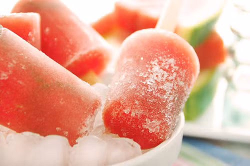 Dưa hấu ướp lạnh. Ăn quá nhiều dưa hấu khi mang bầu sẽ khiến lượng đường trong máu tăng cao. Trong quá trình mang thai, tâm lý của nhiều phụ nữ không ổn định, sinh lý cũng có nhiều thay đổi, lượng insulin tiết ra không đủ, khiến tác đụng của đường trong máu giảm, đẩy nồng độ đường trong máu lên cao, gây ra bệnh tiểu đường. Ăn dưa hấu lạnh dễ khiến bà bầu bị đau bụng và tiêu chảy.