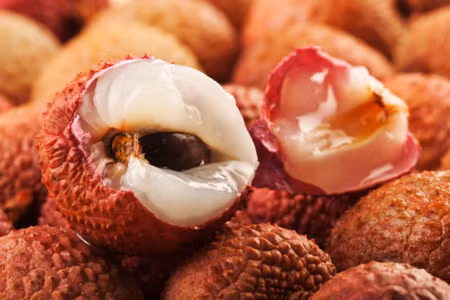 Quả vải. Quả vải có hàm lượng đường quá cao, không tốt cho những thai phụ đã từng mắc bệnh tiểu đường cũng như chứng thừa cân. Bên cạnh đó, vải có tính nóng nên chị em bầu cần hạn chế không nên bổ sung quá nhiều vào cơ thể.