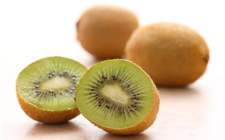 Bổ sung kiwi vào thực đơn. Trong quả kiwi có chứa nhiều vitamin C hơn rất nhiều loại quả khác, ngoài ra trong kiwi còn có vitamin E giúp trẻ hóa làn da, giúp bảo vệ các tế bào da và ngăn chặn thiệt hại cho collagen gây ra bởi tia cực tím.