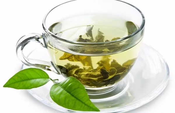 Trà xanh: Giúp cơ thể bạn không bị mất nước. Các chất chống ô xy hóa trong trà xanh bảo vệ làn da khỏi các tổn hại do ánh nắng mặt trời gây ra, đồng thời trà xanh có chứa dưỡng chất giúp đẩy mạnh quá trình trao đổi chất.