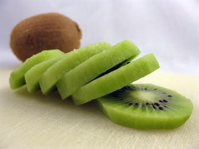 Lượng lớn axit trong kiwi làm hạn chế sắc tố keratinocyte và loại bỏ hiệu quả các sắc tố gây sạm da. Bạn có thể trực tiếp ăn kiwi hoặc cắt đôi quả kiwi rồi chà sát lên da sẽ khiến tinh chất trong kiwi thấm sâu vào da, giảm tình trạng lỗ chân lông to.