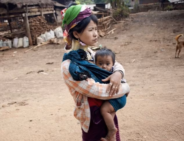 Với những chiếc vòng bằng kim loại quấn quanh cổ, tay, đầu gối và cẳng chân, hình ảnh lạ này đang trở thành "đặc sản" du lịch của Thái Lan.