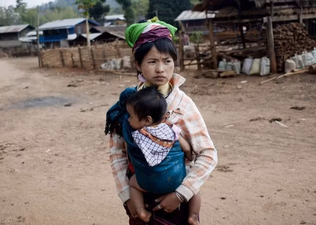 Nhờ bản sắc văn hóa đặc trưng này mà tộc người "cổ dài" ở Thái Lan luôn gây được sự chú ý cho mọi người.