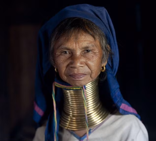 Nỗi đau của phụ nữ Kayan sống tại miền Bắc Thái Lan được gọi là "phụ nữ hươu cao cổ" bởi trong suốt cả cuộc đời luôn phải đeo khoảng 25 chiếc vòng trên cổ với mục đích làm dài cổ.