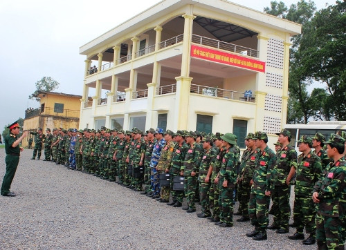 Thiếu tướng Nguyễn Khắc Nam, Tư lệnh Binh chủng Tăng - Thiết giáp nhận xét kết quả sau bắn chiến đấu của đại đội tăng.