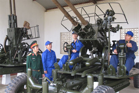 Cán bộ, nhân viên kỹ thuật Kho K79 tổ chức bảo đảm kỹ thuật, mở niêm pháo phòng không 37mm cấp cho đơn vị.