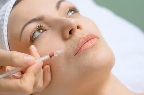 Tiêm botox trẻ hóa làn da. "Nghiện" chạy theo biện pháp làm đẹp này nhất phải kể tới những chị em trong độ tuổi từ 30-40 tuổi trở lên. Với độ tuổi này, mỗi chị em đều thấy làn da đã kém mặn mà và bắt đầu có dấu hiệu lão hóa cũng như nếp nhăn xuất hiện.