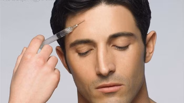 Không chỉ các chị em, năm 2012, Hiệp hội phẫu thuật thẩm mỹ Hoa Kỳ bất ngờ cho biết, chưa bao giờ mà số lượng đàn ông sử dụng Botox để chống lại áp lực và tuổi tác lại nhiều như vậy.