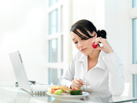 Ăn trưa thông minh. Một số loại thực phẩm giúp tăng cường trao đổi chất của cơ thể, chẳng hạn các thực phẩm có vị cay nóng (như ớt), thực phẩm giàu đạm (như thịt gà và phô mai), và thực phẩm giàu chất xơ (bông cải xanh, cà rốt và măng tây).