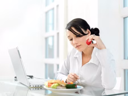 Ăn trưa thông minh. Một số loại thực phẩm giúp tăng cường trao đổi chất của cơ thể, chẳng hạn các thực phẩm có vị cay nóng (như ớt), thực phẩm giàu đạm (như thịt gà và phô mai), và thực phẩm giàu chất xơ (bông cải xanh, cà rốt và măng tây).