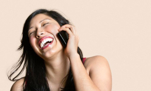 Cười thoải mái. Bạn có thể quá căng thẳng và mệt mỏi để có thể cười khúc khích cả ngày. Nhưng theo một nghiên cứu, nếu mỗi ngày dành 10-15 phút để cười thành tiếng, bạn có thể tiêu hao được khoảng 40 calo. Và với một tràng cười sảng khoái thật sự, bạn sẽ đẩy nhịp tim của mình lên 10-20%, như thế tốc độ trao đổi chất của bạn cũng sẽ tăng lên theo, và cơ thể bạn vẫn sẽ tiếp tục đốt cháy năng lượng cả khi bạn đã thôi cười.