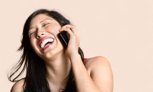 Cười thoải mái. Bạn có thể quá căng thẳng và mệt mỏi để có thể cười khúc khích cả ngày. Nhưng theo một nghiên cứu, nếu mỗi ngày dành 10-15 phút để cười thành tiếng, bạn có thể tiêu hao được khoảng 40 calo. Và với một tràng cười sảng khoái thật sự, bạn sẽ đẩy nhịp tim của mình lên 10-20%, như thế tốc độ trao đổi chất của bạn cũng sẽ tăng lên theo, và cơ thể bạn vẫn sẽ tiếp tục đốt cháy năng lượng cả khi bạn đã thôi cười.