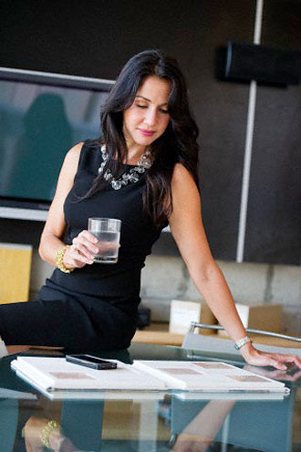 Uống nhiều nước. Hãy uống thật nhiều nước. Đứng lên lấy nước nhiều lần trong ngày sẽ giúp bạn tỉnh táo để làm việc, sự vận động đó cũng giúp cho bạn tiêu hao được một lượng năng lượng đáng kể. Hơn nữa, uống nhiều nước còn mang lại cho bạn một làn da thật mịn màng. Nhưng bạn hãy nhớ là chỉ uống nước lọc thôi nhé, những đồ uống có ga như cô ca cô la, pép si không phải là ý kiến hay.