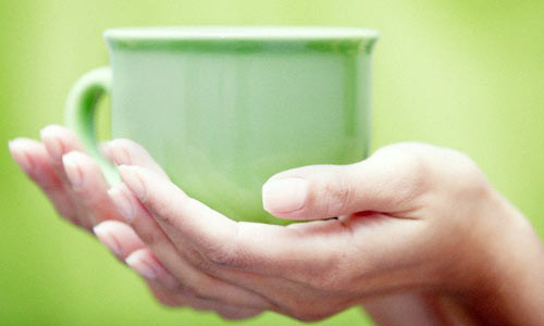 Nhâm nhi cà phê và trà. Caffeine được dùng như một chất thúc đẩy trao đổi chất, nhưng không phải loại thức uống giúp tỉnh táo nào cũng có tác dụng tương tự. Nhiều đồ uống cung cấp năng lượng hương cà phê có chứa hàm lượng đường rất cao – và nếu mục tiêu của bạn là giảm cân, hãy hạn chế tiêu thụ dưới 15g đường mỗi ngày.