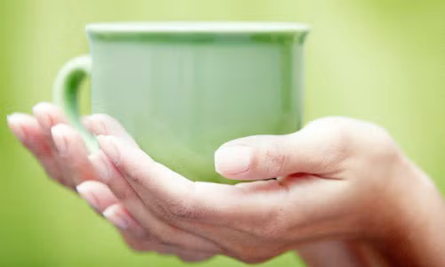 Nhâm nhi cà phê và trà. Caffeine được dùng như một chất thúc đẩy trao đổi chất, nhưng không phải loại thức uống giúp tỉnh táo nào cũng có tác dụng tương tự. Nhiều đồ uống cung cấp năng lượng hương cà phê có chứa hàm lượng đường rất cao – và nếu mục tiêu của bạn là giảm cân, hãy hạn chế tiêu thụ dưới 15g đường mỗi ngày.