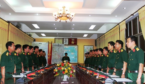 Lữ đoàn trưởng lữ đoàn tăng phổ biến mệnh lệnh chuyển trạng thái sẵn sàng chiến đấu từ thường xuyên lên lên cao.