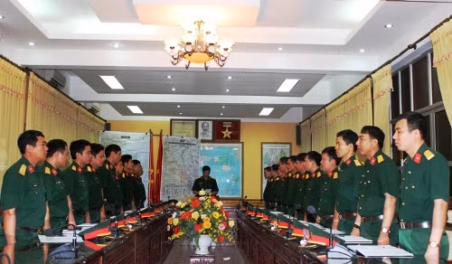 Lữ đoàn trưởng lữ đoàn tăng phổ biến mệnh lệnh chuyển trạng thái sẵn sàng chiến đấu từ thường xuyên lên lên cao.