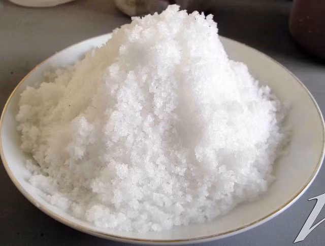 Làm trắng răng. Việc sử dụng kem đánh răng có chứa tinh thể muối biển có tác dụng làm trắng răng, cải thiện men răng. Không chỉ vậy, nó còn giúp bạn kháng khuẩn răng miệng một cách hiệu quả, điều này đồng nghĩa lợi (nướu) của bạn cũng được bảo vệ an toàn khỏi sự tấn công của vi khuẩn.