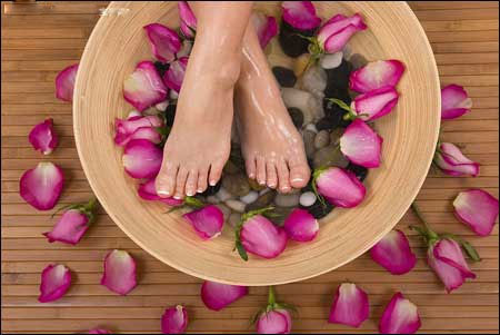 Làm đẹp đôi bàn chân. Bạn hoàn toàn có thể đạt được tất cả những mong muốn ấy bằng cách duy trì thói quen ngâm chân với nước muối ấm trước mỗi giờ đi ngủ. Hãy trộn ¼ chén muối với nửa chậu nước ấm và dùng để ngâm chân trong vòng 10 phút. Cách làm này cũng đặc biệt tốt cho những ngày mùa đông lạnh giá để giúp giữ ấm cơ thể và cải thiện tình trạng nứt nẻ gót chân.