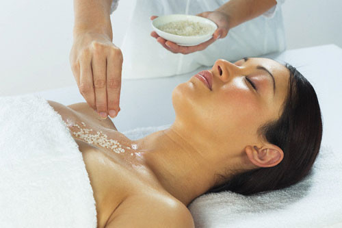 Muối giúp da săn chắc hơn. Thật vậy, bạn chỉ cần giã nhuyễn muối hột sau đó cho vào một túi vải hơ lên lửa cho ấm rồi chườm lên vùng mắt hoặc vùng bụng. Mỗi bên mắt bạn nên chườm khoảng 5 phút, riêng bụng nên để khoảng 20 phút. Việc làm này rất hiệu quả với tình trạng mắt phù nề và vùng bụng không săn chắc của phụ nữ sau khi sinh.