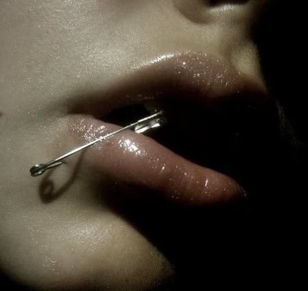 Để có được lỗ khuyên xuyên qua một bộ phận cơ thể này, họ phải chịu khá nhiều đau đớn, thậm chí là những tai biến khó lường.