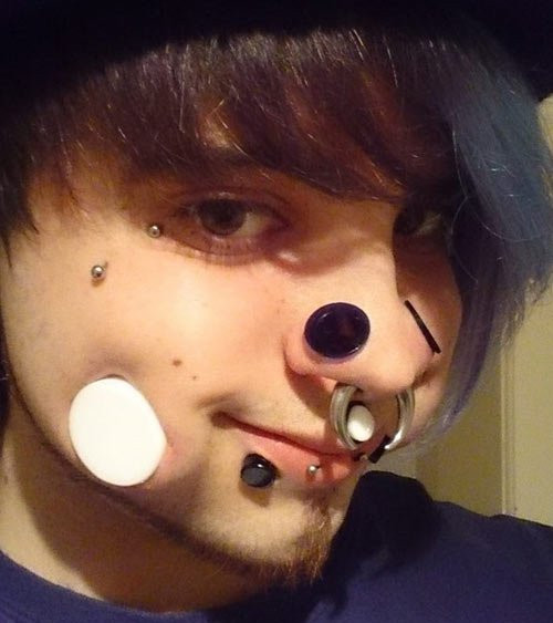 Gương mặt thanh tú của Bodmodpunky nổi bật với...hai lỗ thủng trên má, lộ rõ cả răng và lưỡi bên trong khoang miệng. Mặc dù đã được các bác sĩ đã đưa ra lời cảnh báo về nhiễm trùng khoang miệng và ảnh hướng tới tuyến nước bọt nhưng Bodmodpunky vẫn quyết định thực hiện ca phẫu thuật làm đẹp này.