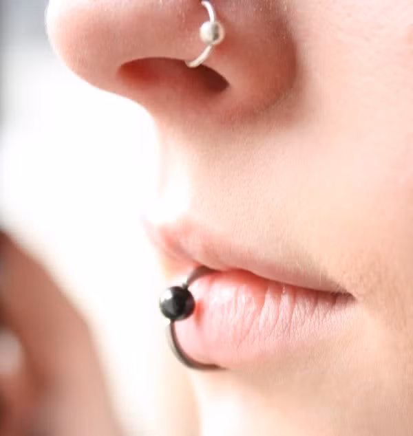 Không những thế, nhiều dân chơi còn táo bạo tới mức xỏ khuyên xuyên môi, mũi.