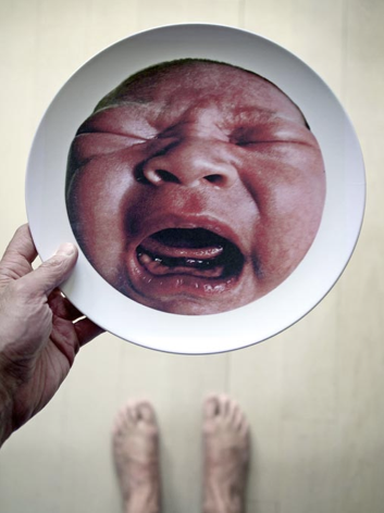 "Mọi thứ Loulou làm thật khó mà hiểu nổi. Tôi có cảm giác như mình đang xem một bộ phim về động vật hoang dã. Mỗi khi cho Loulou ăn, vợ tôi lại vạch áo mình lên, đưa núm vú cho Loulou ngậm. Và rồi con bé bú điên cuồng, ăn thật no say xong tự dưng lăn ra ngủ. Miệng vẫn há hốc.".