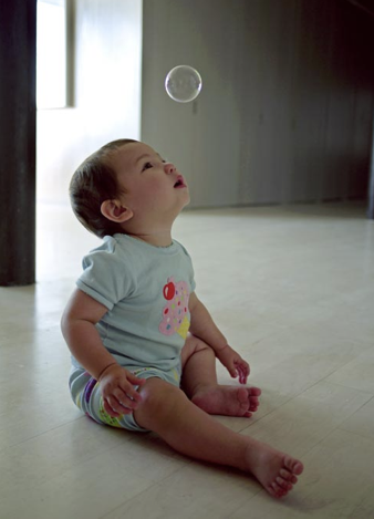 "Tôi bắt đầu thích khoe ảnh con. Cứ khi nào gặp mọi người, tôi lại giơ ngay điện thoại ra và nói “Nhìn đi này. Tôi biết anh không thích trẻ con. Nhưng Loulou hay lắm!”".