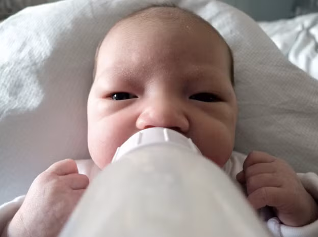 Viết về ngày con gái chào đời, nhiếp ảnh gia chia sẻ: “Nó thật kỳ quặc. Đầu tiên đó là cách bạn cảm thấy, sau đó là cách bạn nghĩ đáng lẽ bạn nên cảm thấy như thế nào”.