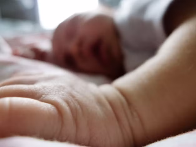 Ban đầu, Phillip cho biết: “Tôi chưa bao giờ thích trẻ con cả và không thích thú với ý tưởng có con".