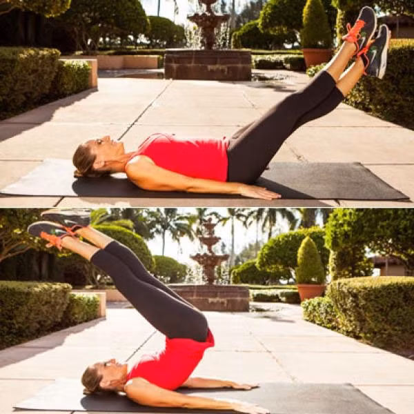 Chân vắt chéo, nâng lên cao. Nằm ngửa với cánh tay đặt hai bên hông, hai chân thẳng lên trần nhà, chân phải vắt qua chân trái. Siết chặt cơ bụng dưới, hít vào, và hạ thấp chân của bạn khoảng 45 độ. Khi bạn thở ra, đưa chân trở lại về phía cơ thể và nâng lên trên không trên một góc (như thể bạn đang đặt chân lên tường). Động tác này giúp tăng gấp đôi hiệu quả giảm mỡ bụng của bạn (cả bụng dưới).