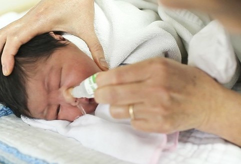 Khi xịt rửa mũi cho con, cha mẹ cần bơm nước vào mũi theo đúng hướng dẫn của bác sĩ, đó là cố gắng rửa mũi lúc trẻ thức, lúc trẻ mở miệng để màng hầu che kín giúp nước từ mũi không chảy vào họng.