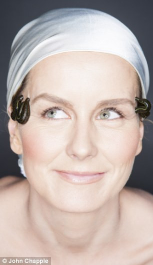 Các nhà trị liệu đặt con ký sinh hút máu này vào các điểm huyệt trên cơ thể để hút máu độc ra. Điều đặc biệt, con đỉa phải hút đủ lượng máu khiến người bệnh ngất đi thì quá trình trị liệu mới được coi là thành công và đạt kết quả.