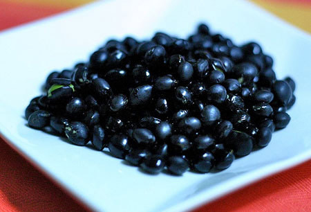 Đậu đen hầm thịt chó: Thịt chó 150g, đậu đen 20g, hai thứ trên cho vào nồi đun lửa to cho sôi, hớt bọt cho sạch, hạ lửa riu riu để đến nhừ, cho muối hoặc đường vào chia ra cho trẻ ăn hết trong ngày. 15 ngày là một liệu trình.