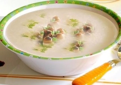 Cháo cật dê: Bạch quả 10-15 g, cật dê 1 quả, thịt dê 50 g, gạo nếp 50 g, hành 1 củ nhỏ. Gạo nếp và bạch quả vo sạch, nấu với 3/4 lít nước cho đến khi cháo rền. Chẻ dọc quả cật, lột sạch tuyến mỡ tanh, cắt nhỏ. Hành tím và thịt dê bằm nhỏ. Cháo nhừ, cho hành tím, cật dê, thịt dê vào nấu vừa chín, nêm muối cho vừa miệng. Ăn vào buổi sáng và buổi chiều.