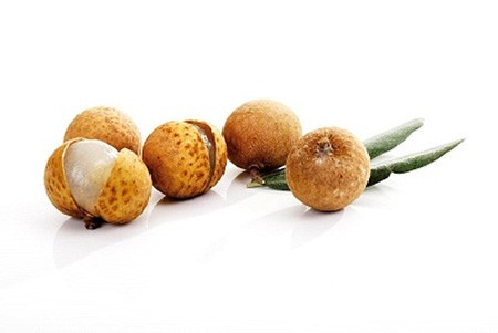 Long nhãn hoặc vải khô 5-10 quả mỗi ngày, ăn vào buổi sáng khi bụng đói. Dùng cho những trẻ sắc mặt trắng xanh, tứ chi không ấm, tiểu trong, nhiều.