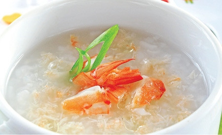 Cháo tôm: tôm tươi 150g, rau hẹ tươi 100g, gạo 50g, gia vị vừa đủ. Gạo xay thành bột, tôm rửa sạch, bỏ vỏ nhúng nước sôi, thái nhỏ ướp gia vị xào chín. Rau hẹ rửa sạch thái nhỏ. Vỏ, càng tôm giã nhỏ lọc lấy nước ngọt. Cho bột gạo vào nước tôm quấy đều đun trên lửa nhỏ, cháo chín cho thịt tôm, rau hẹ vào đảo đều, cháo sôi lại một lúc là được. Cho trẻ ăn ngày 1 lần vào buổi sáng lúc đói. Cần ăn liền 7 - 10 ngày.