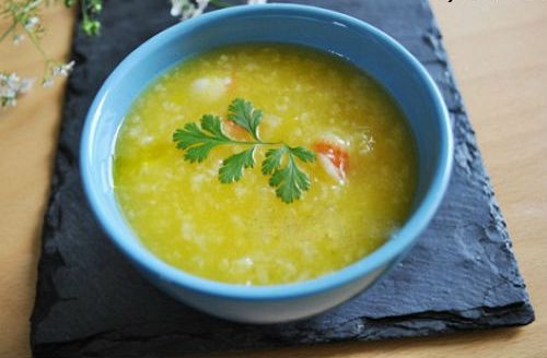 Bột chân cua: chân cua 300g, hạt sen 50g, đậu xanh 50g. Chọn lấy chân của những con cua khỏe, rửa sạch sấy khô tán thành một mịn. Hạt sen, đậu xanh đều tán thành bột. Các thứ trên trộn đều với nhau. Mỗi lần ăn dùng 1 thìa cà phê bột chân cua hòa vào nước cơm đặc hoặc nước cháo loãng, có thể thêm đường hay muối để ăn cho vừa miệng. Ngày ăn 2 lần, cần ăn liền 15 - 20 ngày.