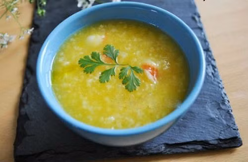 Bột chân cua: chân cua 300g, hạt sen 50g, đậu xanh 50g. Chọn lấy chân của những con cua khỏe, rửa sạch sấy khô tán thành một mịn. Hạt sen, đậu xanh đều tán thành bột. Các thứ trên trộn đều với nhau. Mỗi lần ăn dùng 1 thìa cà phê bột chân cua hòa vào nước cơm đặc hoặc nước cháo loãng, có thể thêm đường hay muối để ăn cho vừa miệng. Ngày ăn 2 lần, cần ăn liền 15 - 20 ngày.