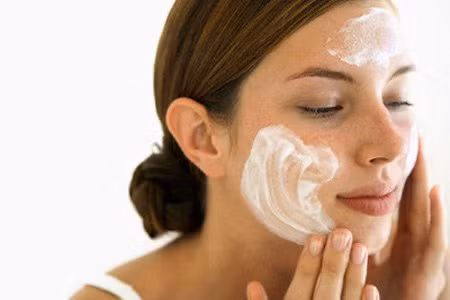 Kem dưỡng ẩm. Mặc dù người ta nghĩ kem dưỡng ẩm là vô ích trong mùa hè và chúng chỉ làm cho da bạn nhờn, nhưng trên thực tế, bạn nên biết rằng kem dưỡng ẩm có khả năng cung cấp các hydrat hóa, một nhu cầu cần thiết cho làn da của bạn. Nhiệt độ cao và các tia mặt trời, sự ô nhiễm, mất độ ẩm, mất nước là một trong những kẻ thù của làn da của bạn.