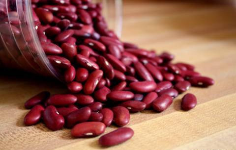 Đậu đỏ. Từ xa xưa, các mẹ bầu đã được khuyên nên tích cực ăn đậu đỏ khi mang thai. Ngày nay khoa học đã chứng minh, đậu đỏ giúp các bà bầu ngăn chặn chứng thiếu máu rất hiệu quả do cung cấp 1 lượng chất sắt cực cao cho người dùng.