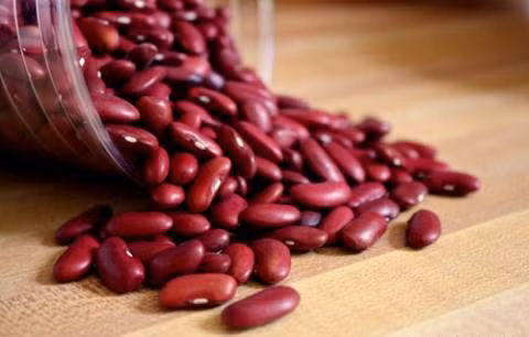 Đậu đỏ. Từ xa xưa, các mẹ bầu đã được khuyên nên tích cực ăn đậu đỏ khi mang thai. Ngày nay khoa học đã chứng minh, đậu đỏ giúp các bà bầu ngăn chặn chứng thiếu máu rất hiệu quả do cung cấp 1 lượng chất sắt cực cao cho người dùng.