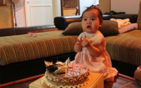 Trước đó, sáng 27/8/2013, cháu Nhật Hương được mẹ đưa đến trường mầm non tư thục Thiên Thần Nhỏ. Đến khoảng 14h cùng ngày, bất ngờ mẹ cháu Hương nhận được điện thoại của cô giáo nói rằng cháu Hương đang cấp cứu tại bệnh viện Đức Giang. Hoảng hốt, gia đình cháu Hương đến bệnh viện thì các bác sĩ cho biết cháu Hương đã tử vong.