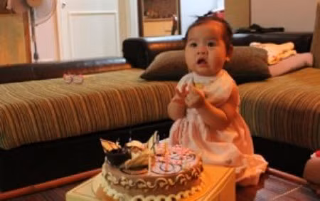 Trước đó, sáng 27/8/2013, cháu Nhật Hương được mẹ đưa đến trường mầm non tư thục Thiên Thần Nhỏ. Đến khoảng 14h cùng ngày, bất ngờ mẹ cháu Hương nhận được điện thoại của cô giáo nói rằng cháu Hương đang cấp cứu tại bệnh viện Đức Giang. Hoảng hốt, gia đình cháu Hương đến bệnh viện thì các bác sĩ cho biết cháu Hương đã tử vong.