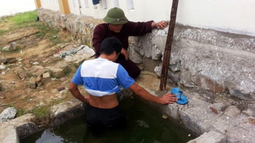 Tử vong dưới hố ga không nắp trong trường mầm non. Gần trưa ngày 3/9/2013, tại Trường Mầm non xã Nghi Trường, huyện Nghi Lộc, tỉnh Hà Tĩnh, thấy cô giáo về nhà tìm con mình, nghi có chuyện không hay xảy ra nên gia đình đã tức tốc lên trường thì phát hiện thấy cháu Nhân dưới hố ga không có nắp đậy chứa đầy nước, còn cháu Tài, anh em cùng sinh đôi với cháu Nhân thì đang đứng bên trên. Dù đã nhanh chóng đưa cháu Nhân đi cấp cứu, tuy nhiên do bị ngạt nước nên cháu đã bị tử vong. Trong ảnh: Hố ga mà cháu bé tử vong.