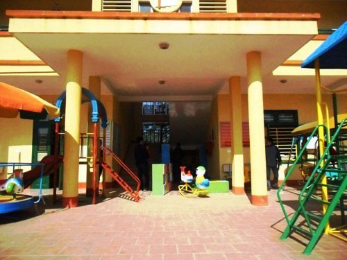 Sau đó, cô giáo Trương Thị Toan đã đưa cháu đi rửa chân tay và thay quần áo. Khi cô giáo Toan đi vào lớp còn cháu Tâm ra tủ lấy quần áo để mặc. Tại đây, do tủ đựng đồ bị cập kênh nên đã đổ vào người khiến cháu Tâm bé tử vong. Trong ảnh: Khuôn viên trường mầm non xã Quân Chu.